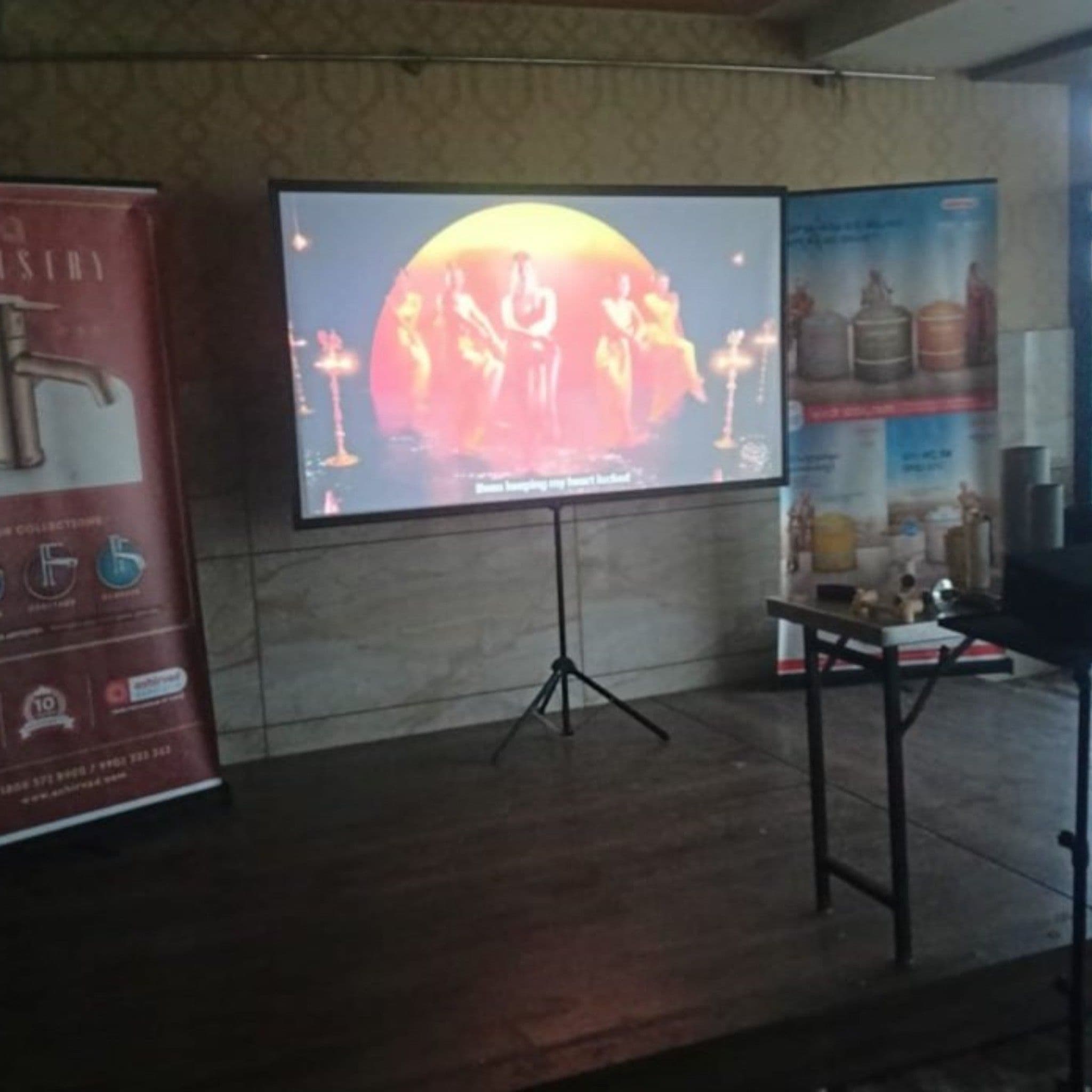 Projector Screen - thumbnail 4